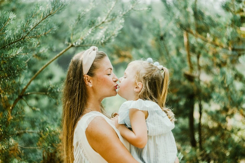 Masanın üzerinde duran not defterine finansal hedeflerini yazan bir kişi